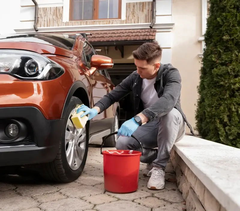 Lavage auto à domicile Bazancourt : professionnel intervenant sur un véhicule